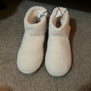 COPY - Arizona Jean Co Cream Faux Fur boots